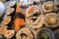 Maki-Sushi: Lachs-Rucola-Rolle mit Pesto
