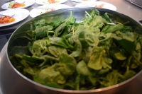 Blattspinat mit Parmesan und Pinienkernen