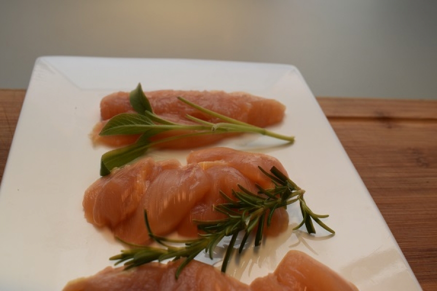 Jamaikanisches Kürbissüppchen mit Hähnchenspieß