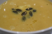 Kürbis-Erdnuss-Suppe mit roter Chilipaste 